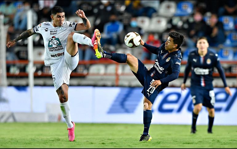 Cuando Beltrán (D) habló con Amaury Vergara para solicitarle que lo cedieran a otro equipo porque quería jugar, el dueño de Chivas le dijo que le daba todo el apoyo, pero sólo saldría prestado. IMAGO7