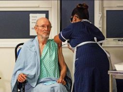 William Shakespeare fue el primer hombre en ser vacunado después de una mujer de 90 años. AFP / ARCHIVO