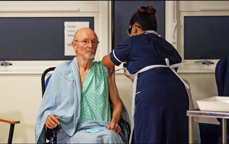 William Shakespeare fue el primer hombre en ser vacunado después de una mujer de 90 años. AFP / ARCHIVO