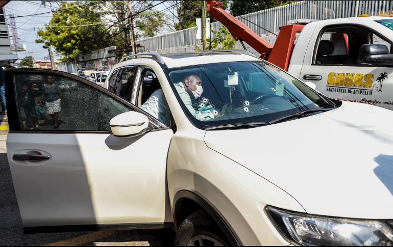 Así quedó la camioneta donde viajaba el candidato del partido Fuerza X México, José Alberto Alonso Gutiérrez, en Acapulco, tras el ataque. EFE/D. Guzmán