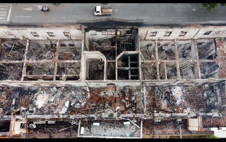 Fotografía aérea realizada con un dron que muestra las cenizas y los escombros que dejó un incendio provocado en el Palacio de Justicia de Tuluá. EFE