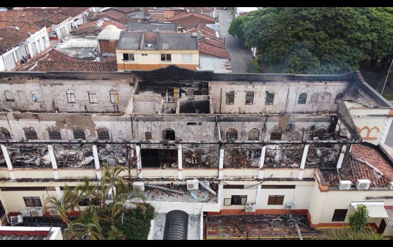Fotografía aérea realizada con un dron que muestra las cenizas y los escombros que dejó un incendio provocado en el Palacio de Justicia de Tuluá. EFE/E. Guzmán