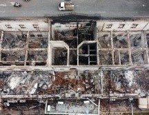 Fotografía aérea realizada con un dron que muestra las cenizas y los escombros que dejó un incendio provocado en el Palacio de Justicia de Tuluá. EFE