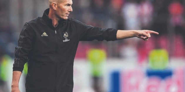 Zidane est&aacute; con un pie fuera del Real Madrid
