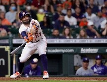 El venezolano Altuve inauguró el encuentro con un garrotazo de cuatro esquinas. AFP