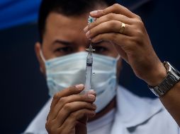 AMLO destaca que este martes y miércoles se han aplicado más de 700 mil dosis en el país. AP / B. Prado