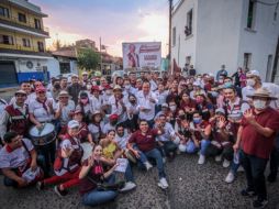 Al ritmo de tambores de batucada, cientos de personas se reunieron en torno al aspirante. ESPECIAL