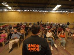 El candidato sostuvo una reunión con comerciantes de los tianguis del municipio, a quienes prometió la entrega de un carnet para darles derechos y obligaciones. ESPECIAL