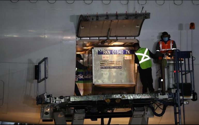 Personal del aeropuerto descarga un lote de vacunas de AstraZeneca en el Aeropuerto Internacional de la Ciudad de México. EFE/ARCHIVO