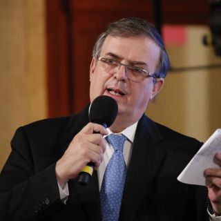 Marcelo Ebrard envía carta a The Economist tras portada de AMLO