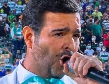 Montero cantó: “Que en el dedo tu eterno destino, nos convoca a lidiar con valor”, letra inexistente, siendo “Por el dedo de dios se escribió”, la letra correcta.  ESPECIAL