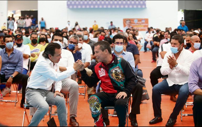 Lemus estuvo acompañado de figuras como Julio César Chávez y Pavel Pardo. ESPECIAL