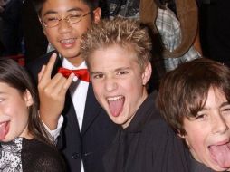 Kevin, el segundo desde la derecha, fue atropellado por un auto cuando andaba en bicicleta. GETTY IMAGES