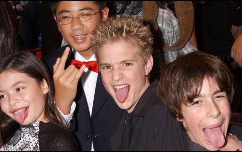 Kevin, el segundo desde la derecha, fue atropellado por un auto cuando andaba en bicicleta. GETTY IMAGES