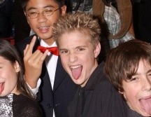 Kevin, el segundo desde la derecha, fue atropellado por un auto cuando andaba en bicicleta. GETTY IMAGES