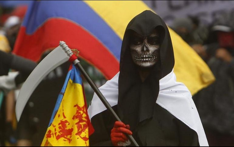 Una persona disfrazada participa en una nueva jornada de protestas en Medellín. EFE/L. Noriega