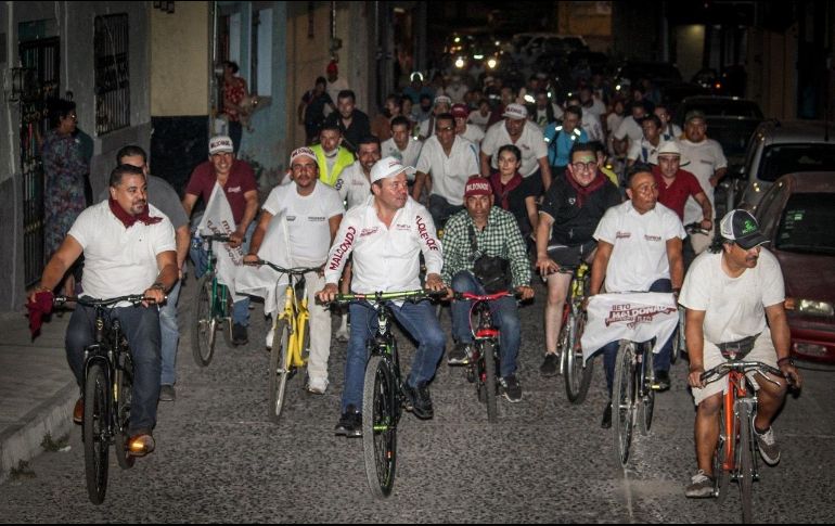 El morenista realizó un recorrido en bicicleta para conocer más a fondo las necesidades de los vecinos en el tema de la movilidad urbana. ESPECIAL