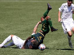 Durante el partido entre los californianos ante los Timbers, el irlandés se barrió sobre el peruano, quien sufrió una rotura del cuádriceps y un menisco en la pierna izquierda. AP