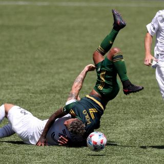 Jugador del LA Galaxy recibió mensajes raciales tras polémica barrida