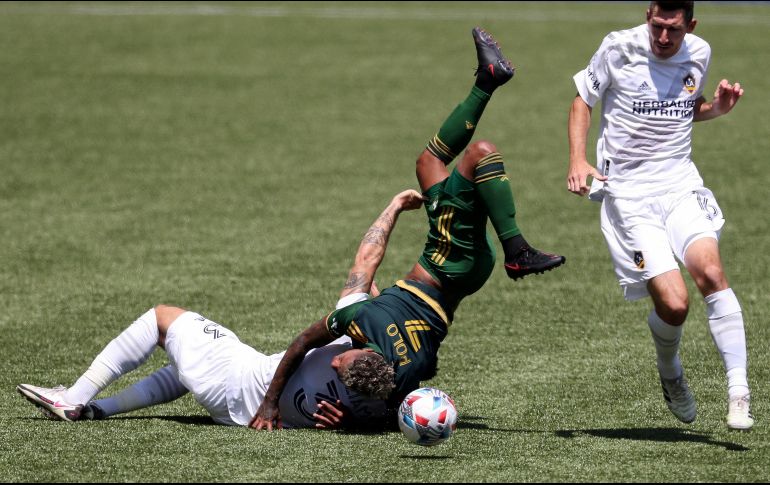 Durante el partido entre los californianos ante los Timbers, el irlandés se barrió sobre el peruano, quien sufrió una rotura del cuádriceps y un menisco en la pierna izquierda. AP