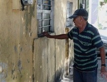 El agua subió a 1.30 metros durante la tormenta del 25 de julio del 2020; un vecino señala la altura que alcanzó durante la inundación. EL INFORMADOR/G. Gallo