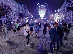 Aficionados del Manchester City juegan una “cascarita” en Oporto, sede del partido. AP/L. Vieira