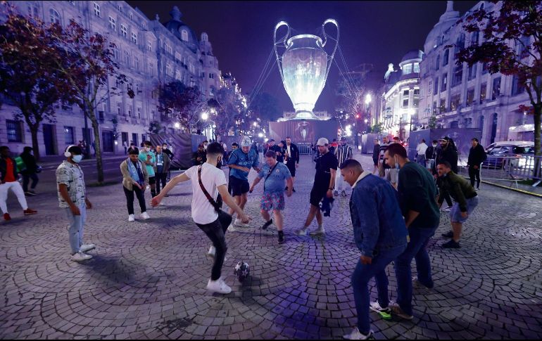 Aficionados del Manchester City juegan una “cascarita” en Oporto, sede del partido. AP/L. Vieira