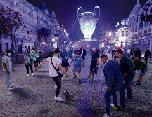Aficionados del Manchester City juegan una “cascarita” en Oporto, sede del partido. AP/L. Vieira