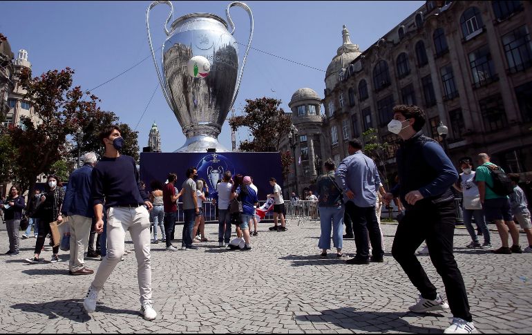 Así está el ambiente en la Fan Zone de la Avenida de los Aliados en Oporto, Portugal, donde este sábado se medirán el Manchester City y el Chelsea. EFE / C. García