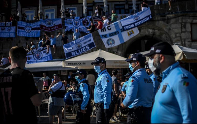 Así está el ambiente en la Fan Zone de la Avenida de los Aliados en Oporto, Portugal, donde este sábado se medirán el Manchester City y el Chelsea. AFP / P. de Melo Moreira