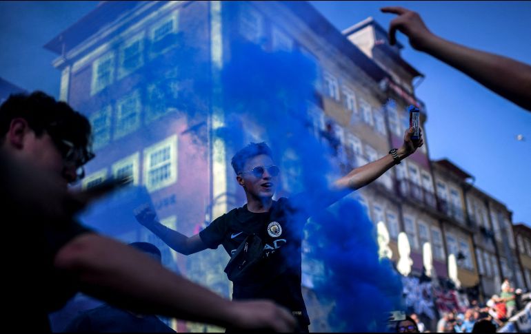 Así está el ambiente en la Fan Zone de la Avenida de los Aliados en Oporto, Portugal, donde este sábado se medirán el Manchester City y el Chelsea. AFP / P. de Melo Moreira