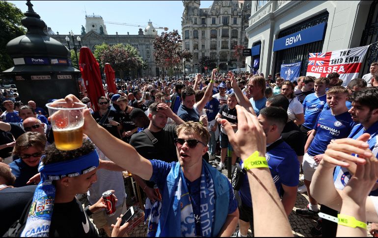 Así está el ambiente en la Fan Zone de la Avenida de los Aliados en Oporto, Portugal, donde este sábado se medirán el Manchester City y el Chelsea. AP / L. Vieira