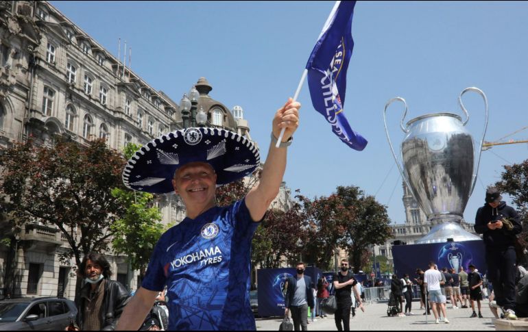Así está el ambiente en la Fan Zone de la Avenida de los Aliados en Oporto, Portugal, donde este sábado se medirán el Manchester City y el Chelsea. EFE / C. García