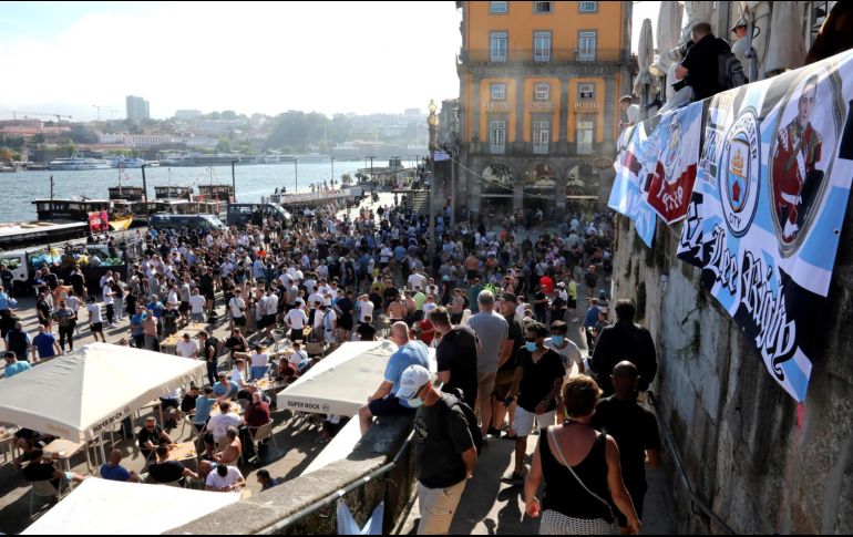 Así está el ambiente en la Fan Zone de la Avenida de los Aliados en Oporto, Portugal, donde este sábado se medirán el Manchester City y el Chelsea. EFE / C. García