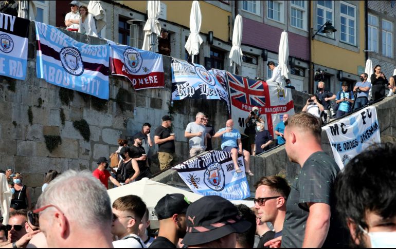 Así está el ambiente en la Fan Zone de la Avenida de los Aliados en Oporto, Portugal, donde este sábado se medirán el Manchester City y el Chelsea. EFE / C. García