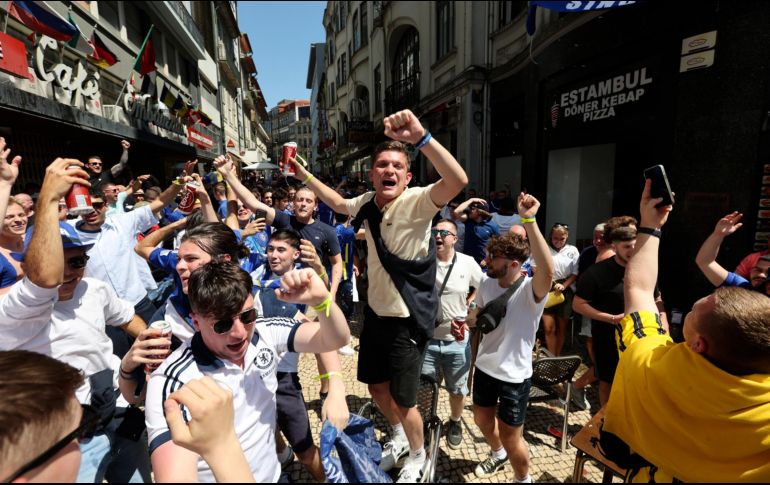 Así está el ambiente en la Fan Zone de la Avenida de los Aliados en Oporto, Portugal, donde este sábado se medirán el Manchester City y el Chelsea. AP / L. Vieira