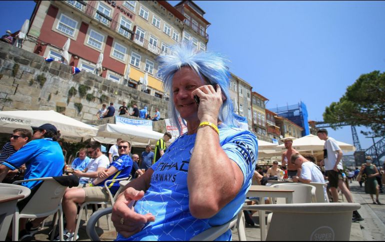 Así está el ambiente en la Fan Zone de la Avenida de los Aliados en Oporto, Portugal, donde este sábado se medirán el Manchester City y el Chelsea. EFE / M. F. Araujo