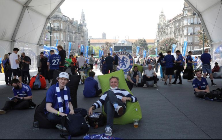 Así está el ambiente en la Fan Zone de la Avenida de los Aliados en Oporto, Portugal, donde este sábado se medirán el Manchester City y el Chelsea. EFE / C. García