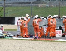 Según las imágenes difundidas en la televisión, Dupasquier se fue al suelo y parece haber sido golpeado por una moto, antes de quedar aparentemente inconsciente. EFE / C. Giovannini