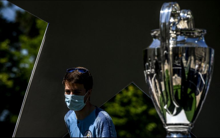 Así está el ambiente en la Fan Zone de la Avenida de los Aliados en Oporto, Portugal, donde este sábado se medirán el Manchester City y el Chelsea. AFP / P. de Melo Moreira