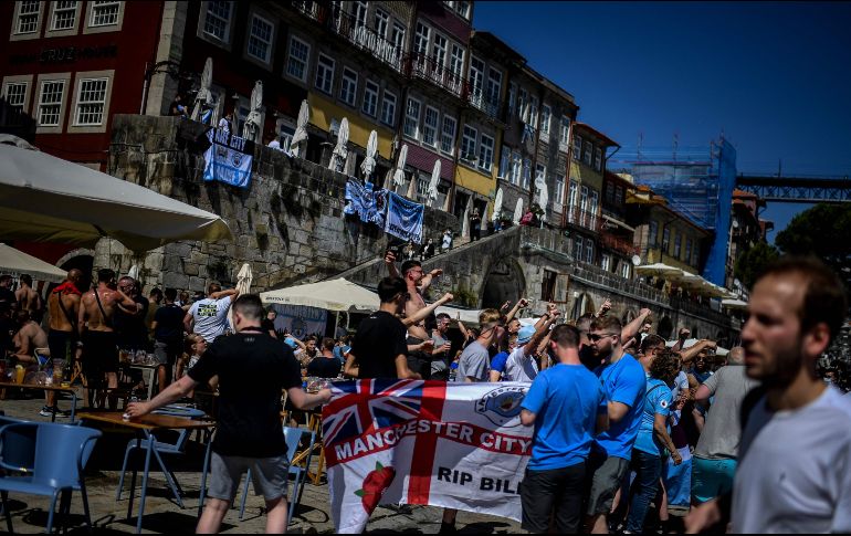 Así está el ambiente en la Fan Zone de la Avenida de los Aliados en Oporto, Portugal, donde este sábado se medirán el Manchester City y el Chelsea. AFP / P. de Melo Moreira