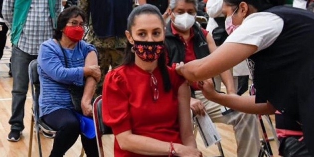 COVID-19: Claudia Sheinbaum recibe primera dosis contra el coronavirus