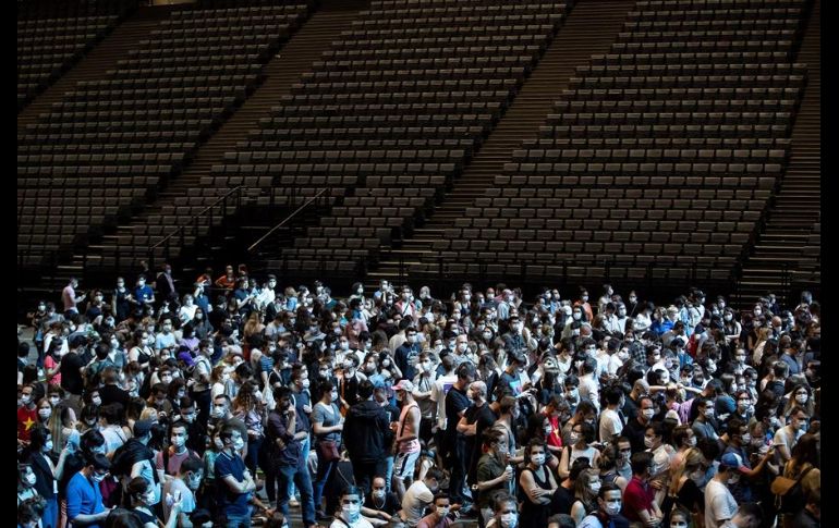 Los asistentes a este concierto no estuvieron obligados a guardar las distancias, pero sí a llevar mascarilla. EFE/I. Langsdon