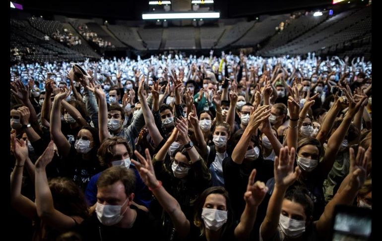 Los asistentes a este concierto no estuvieron obligados a guardar las distancias, pero sí a llevar mascarilla. EFE/I. Langsdon