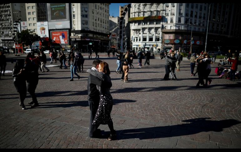 Decenas de bailarines con mascarillas se concentraron el sábado en la Plaza de la República, cercana al emblemático Obelisco de Buenos Aires. AP/N. Pisarenko