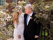 Boris Johnson y Carrie Symonds posaron en el jardín de la residencia oficial de Downing Street, tras su boda el sábado.  AP/Downing Street/R. Fulton