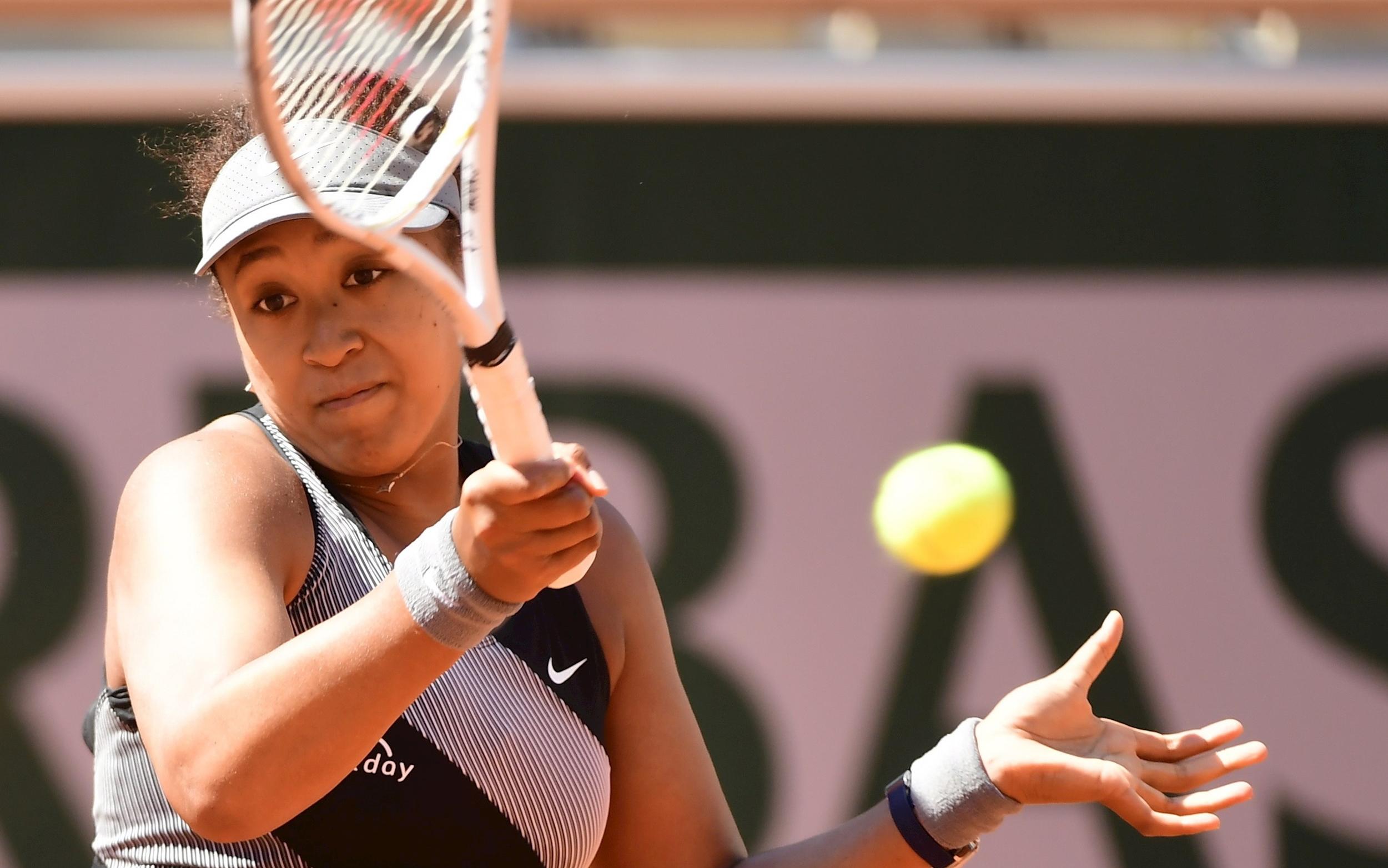 Osaka en partido de la primera ronda de Roland Garros este domingo. La japonesa venció a la rumana Patricia Maria Tig. EFE/EPA/C. Blumberg