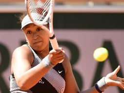 Osaka en partido de la primera ronda de Roland Garros este domingo. La japonesa venció a la rumana Patricia Maria Tig. EFE/EPA/C. Blumberg