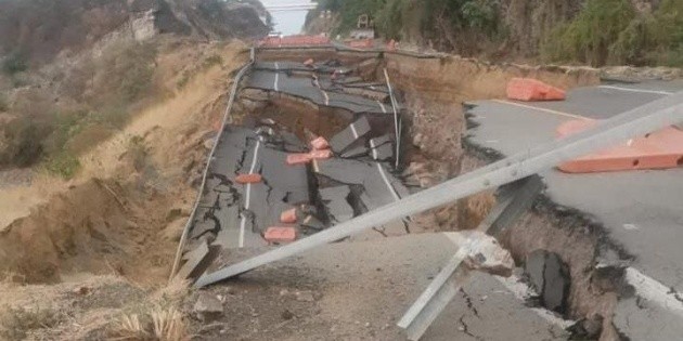 Colapsa tramo de autopista Siglo XXI en Michoac&aacute;n