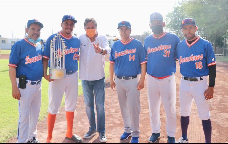 Frangie asistió a la clausura de la liga de adultos de la Unidad Deportiva Flores Magón. ESPECIAL